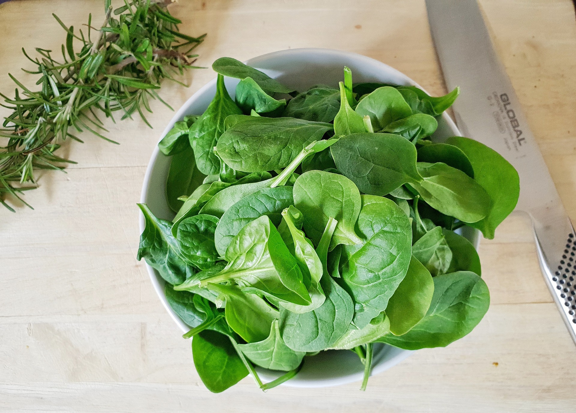 How to dry herbs in a microwave